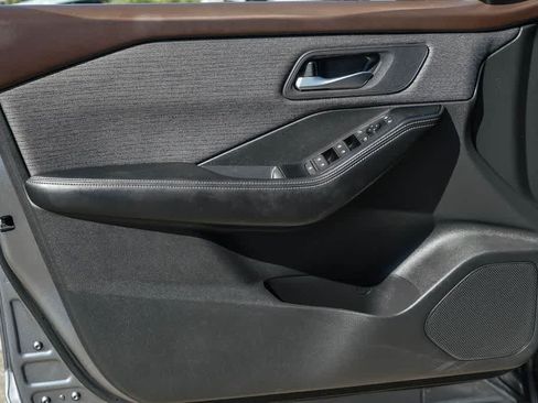 Used 2023 Nissan Rogue SV FWD image 19