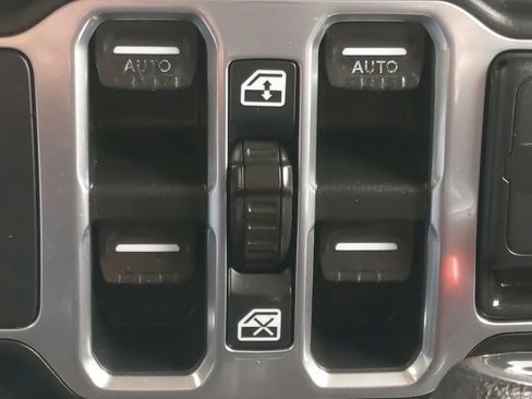 Used 2018 Jeep Wrangler Unlimited Sahara w/ Dual Top Group AWD/4WD image 26