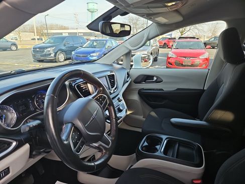 Used 2020 Chrysler Pacifica Touring w/ Cold Weather Group image 7