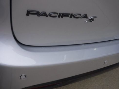 New 2026 Chrysler Pacifica Limited image 12