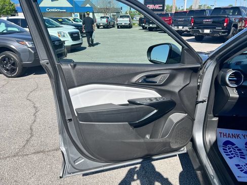 Used 2025 Chevrolet Trax LT w/ LT Convenience Package FWD image 15
