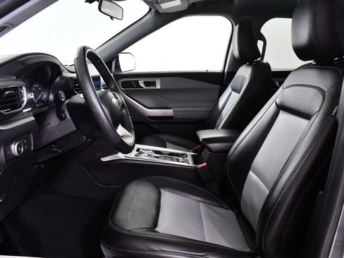 Used 2022 Ford Explorer XLT w/ Equipment Group 202A image 6