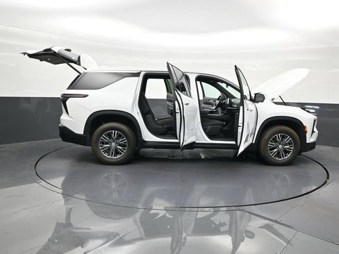 Used 2024 Chevrolet Traverse LS FWD image 32