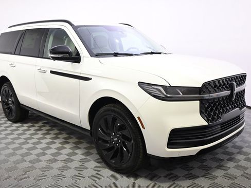 New 2026 Lincoln Navigator Reserve w/ Jet Appearance Package AWD/4WD image 8