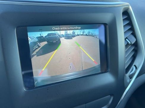 Used 2019 Jeep Cherokee Latitude Plus w/ Cold Weather Group image 16