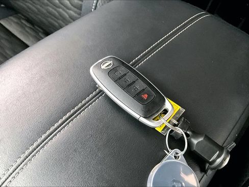 Used 2024 Nissan Pathfinder SV FWD image 12