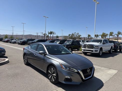 Used 2022 Nissan Altima 2.5 SV FWD image 2