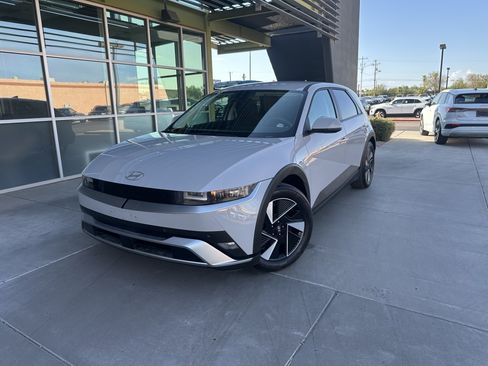 Used 2025 Hyundai Ioniq 5 SE RWD image 2