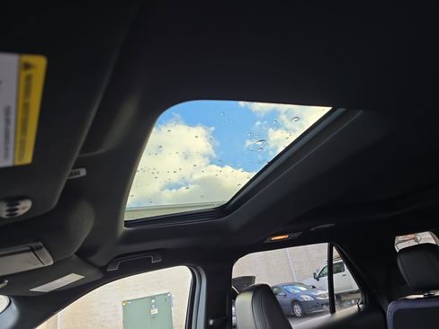 Used 2018 Ford Explorer XLT w/ Equipment Group 202A image 32