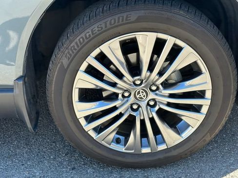 Certified 2021 Toyota Venza XLE w/ Carpet Mat Package (TMS) AWD/4WD image 16