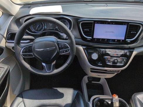 Used 2024 Chrysler Pacifica Touring-L FWD image 18