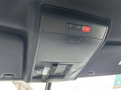 Certified 2021 Volkswagen Atlas Cross Sport SE image 35