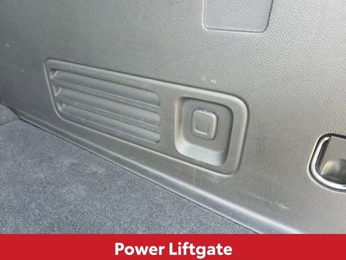 Used 2023 Chevrolet Traverse RS image 17