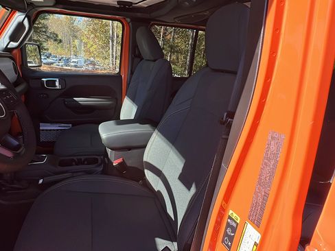 New 2025 Jeep Gladiator Sport image 16