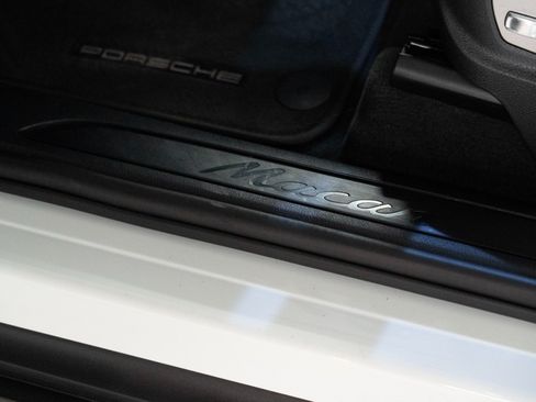 Certified 2018 Porsche Macan AWD/4WD image 12