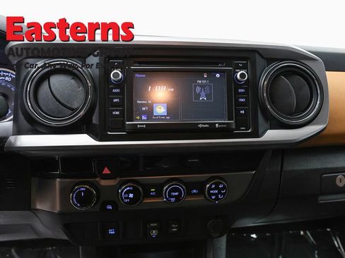 Used 2018 Toyota Tacoma SR5 AWD/4WD image 11