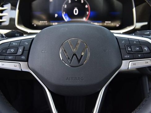 Certified 2025 Volkswagen Jetta SE w/ Black Wheel Package FWD image 19
