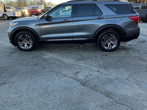Used 2022 Ford Explorer XLT w/ Equipment Group 202A image 4