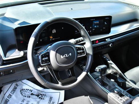 Used 2024 Kia Sorento S FWD image 16