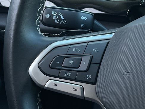 Used 2025 Volkswagen Atlas SE image 24