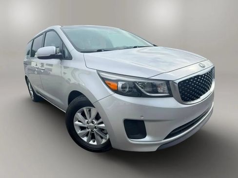 Used 2017 Kia Sedona LX w/ LX Essentials Premium Package FWD image 2