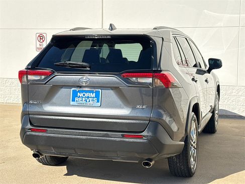 Used 2021 Toyota RAV4 XLE Premium image 10