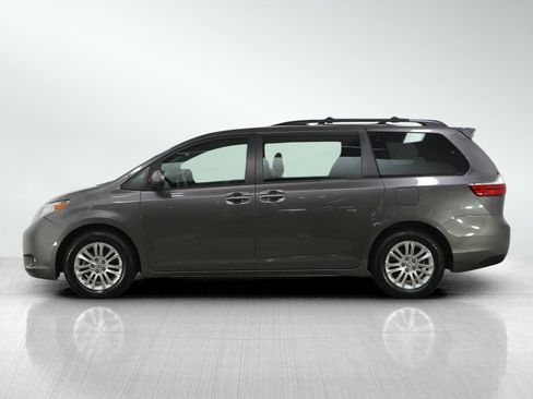 Used 2017 Toyota Sienna XLE Premium image 2