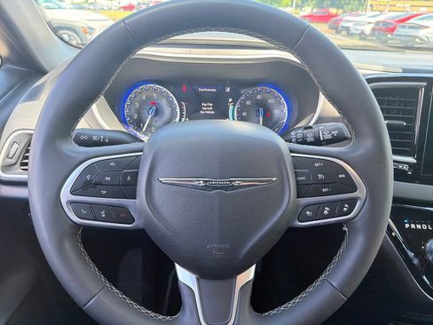 Used 2025 Chrysler Pacifica Select FWD image 15