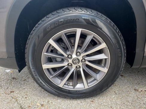 Certified 2019 Toyota Highlander XLE FWD image 29