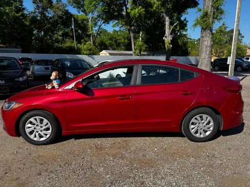 Used 2017 Hyundai Elantra SE image 2