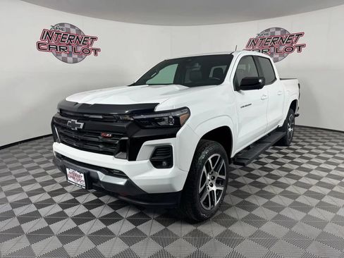 Used 2023 Chevrolet Colorado Z71 w/ Z71 Convenience Package 2 AWD/4WD image 3