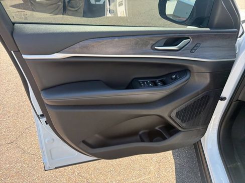 Used 2023 Jeep Grand Cherokee L Limited AWD/4WD image 6