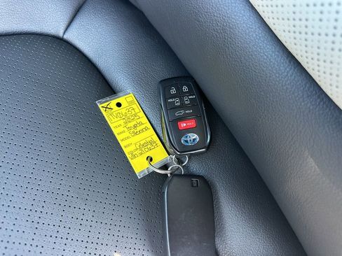 Used 2025 Toyota Sienna Platinum image 38