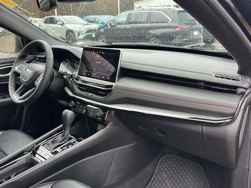 Used 2025 Jeep Compass Trailhawk image 25