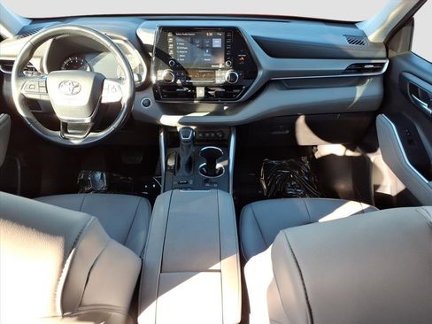 Used 2021 Toyota Highlander XLE image 12