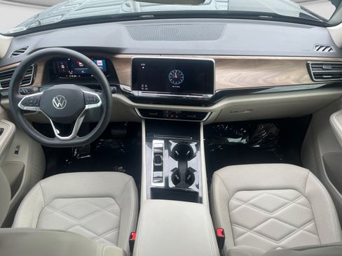 Used 2024 Volkswagen Atlas SE w/ Panoramic Sunroof Package AWD/4WD image 10