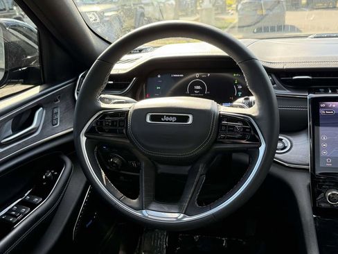 Used 2023 Jeep Grand Cherokee Overland w/ Luxury Tech Group IV AWD/4WD image 20