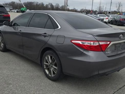 Used 2017 Toyota Camry SE image 2