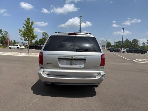 Used 2005 Chrysler Town & Country Touring FWD image 4