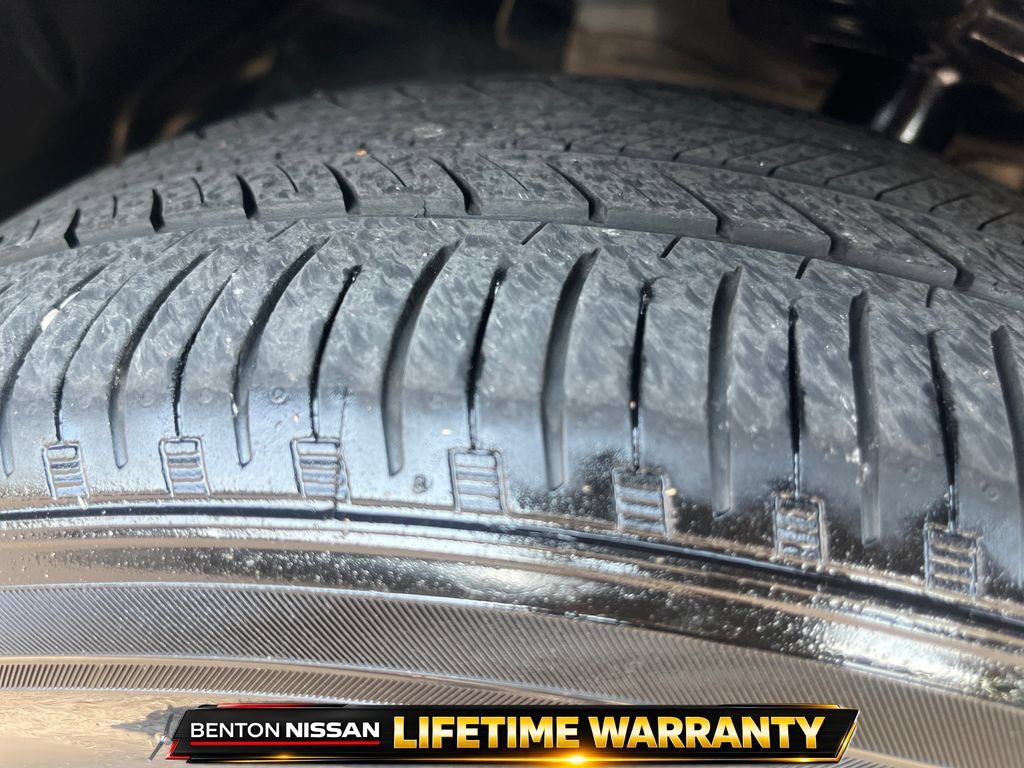 Used 2025 Nissan Sentra SR FWD image 12
