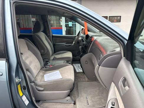 Used 2010 Toyota Sienna LE image 26