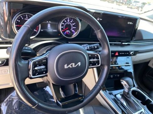 Used 2022 Kia Carnival EX FWD image 12