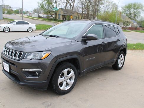Used 2017 Jeep Compass Latitude w/ Popular Equipment Group AWD/4WD image 4