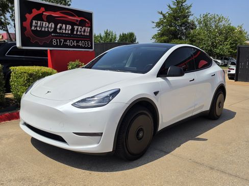 Used 2021 Tesla Model Y Long Range AWD/4WD image 1