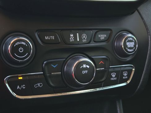 Used 2019 Jeep Cherokee Latitude Plus image 15