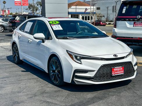 Used 2024 Toyota Corolla SE w/ SE Premium Package FWD image 4