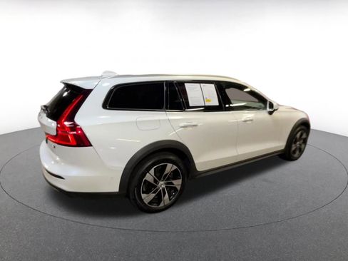 Used 2025 Volvo V60 B5 Cross Country Plus image 15