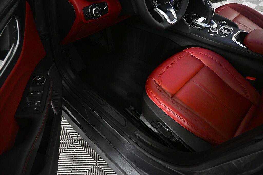 Used 2020 Alfa Romeo Giulia w/ Nero Edizione RWD image 7