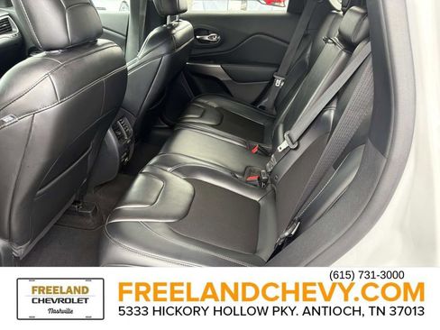 Used 2019 Jeep Cherokee Latitude Plus w/ Comfort/Convenience Group FWD image 16