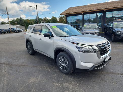 New 2025 Nissan Pathfinder S image 1